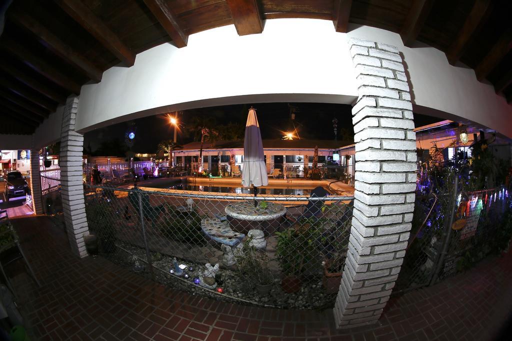 Adobe Hacienda Motel Холивуд Екстериор снимка